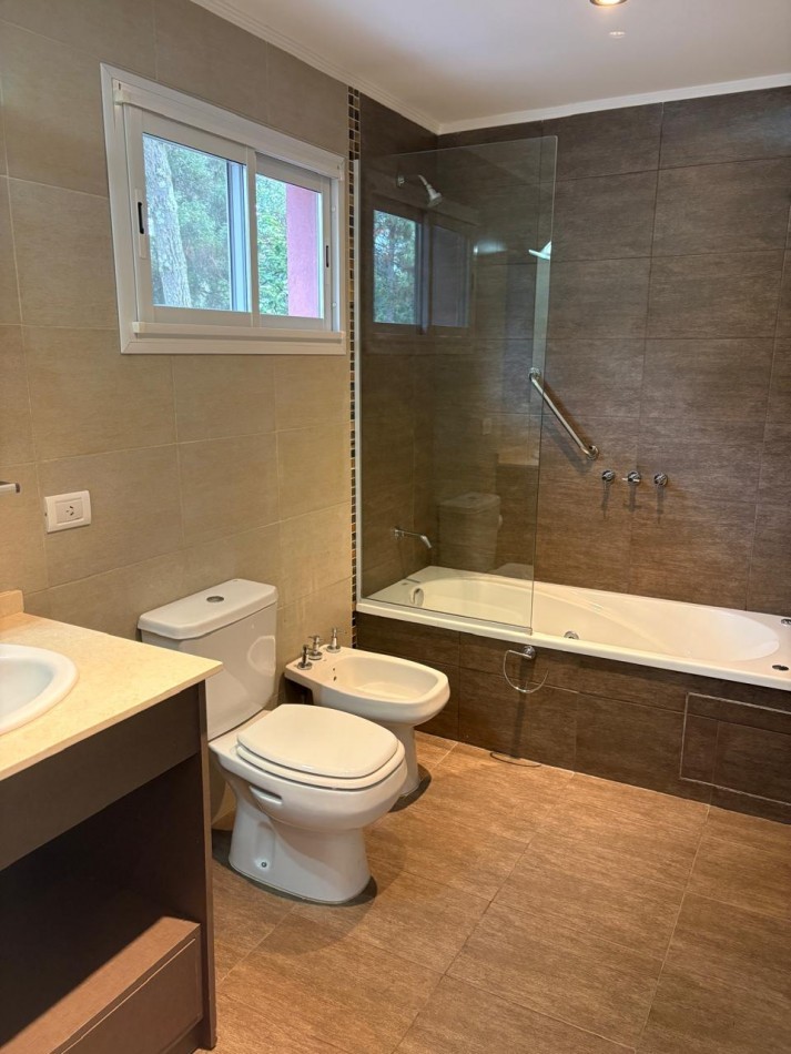 Maravillosa casa rodeada de bosque cerca del golf. 