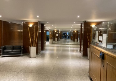 Amplio 2 ambientes, piso alto, apto profesional.