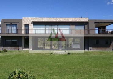 Espectacular casa en Barrio Maritimo 1, 150 mts del mar, Costa Esmeralda.-