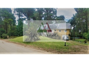 Lindisima casa con pileta en magnifico entorno de bosque