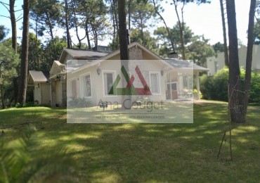 Excelente casa de 3 dormitorios, living comedor con hogar, parrilla.
