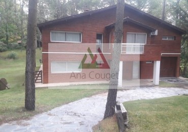 Muy linda casa en Carilo con gran parque y piscina climatizada