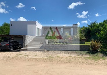 Esplendida casa en Barrio Ecuestre, Costa Esmeralda, cerca de la cancha de Polo.