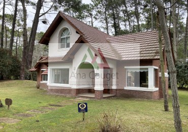 Muy linda casa en magnifico entorno de bosque cerca del mar